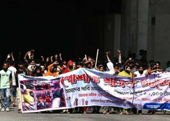 احتجاجات عمالية عنيفة في بنغلاديش و غلق 150 مصنعا