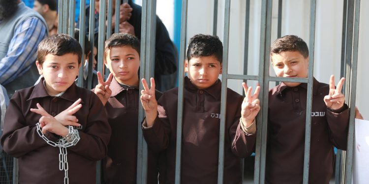 الاحتلال الصهيوني يفرج عن دفعة من الاطفال الفلسطينيين السجناء