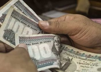 فيتش تخفض تصنيف مصر الائتماني إلى “b-” مع نظرة مستقبلية مستقرة