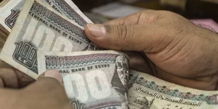 فيتش تخفض تصنيف مصر الائتماني إلى “b-” مع نظرة مستقبلية مستقرة