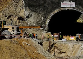 انقاذ 41 عمالا من داخل نفق منهار