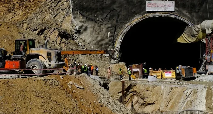 انقاذ 41 عمالا من داخل نفق منهار