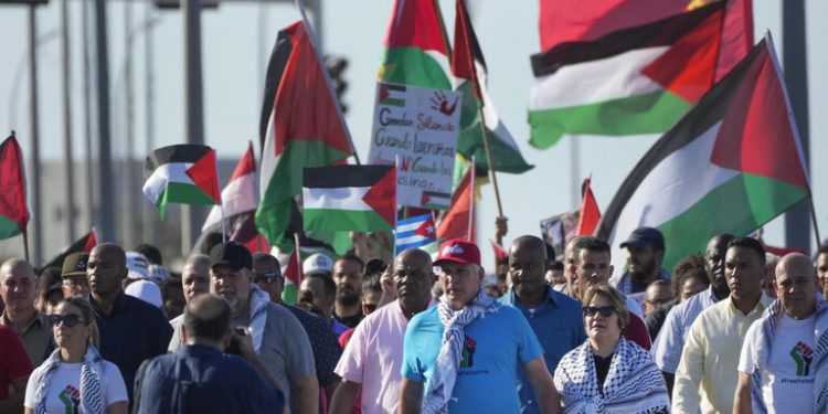 رئيس كوبا يقود مسيرة مؤيدة لفلسطين في هافانا