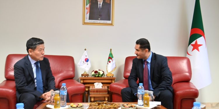 وزير الاتصال محمد لعڨاب، سفير كوريا الجنوبية لدى الجزائر السيد "يو كي جون"