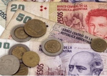 الأرجنتين تخفض قيمة العملة الوطنية