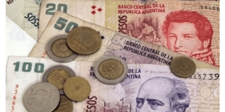 الأرجنتين تخفض قيمة العملة الوطنية