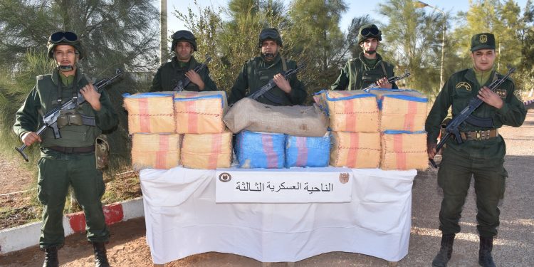 الجيش الجزائري يضبط 13 قنطار من المخذرات في الحدود مع المغرب