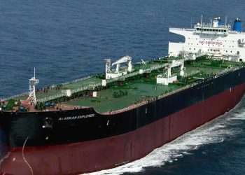 “بريتش بتروليوم” تعلق عبور ناقلات النفط في البحر الأحمر