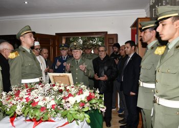 جثمان المجاهد اللواء المتقاعد خالد نزار يوارى الثرى بمقبرة العالية