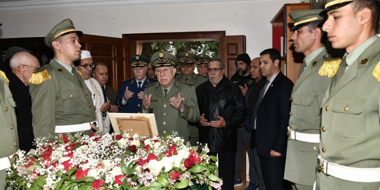 جثمان المجاهد اللواء المتقاعد خالد نزار يوارى الثرى بمقبرة العالية