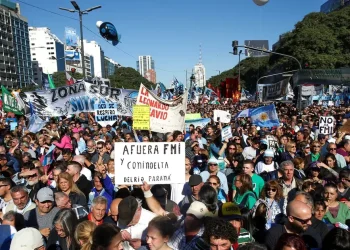 رئيس الأرجنتين الجديد يعلن الحرب على أعمال التظاهر والاعتصام