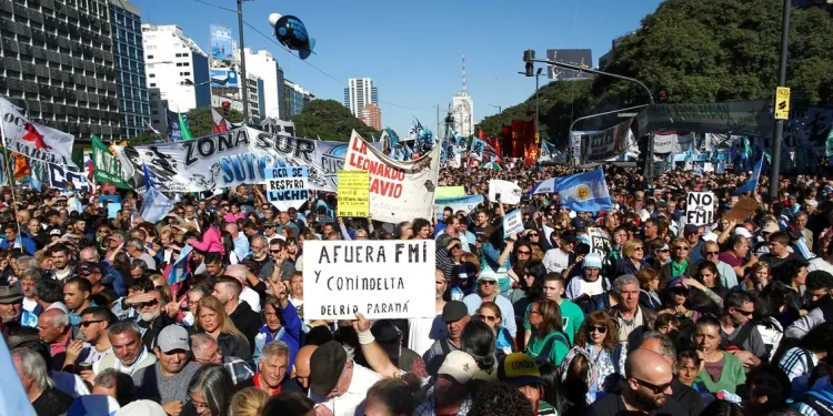 رئيس الأرجنتين الجديد يعلن الحرب على أعمال التظاهر والاعتصام