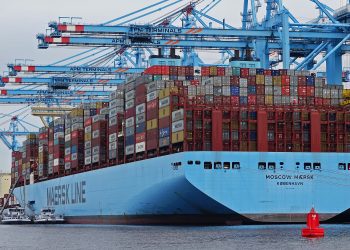 أكبر شركة شحن حاويات في العالم توقف عملياتها عبر البحر الأحمر