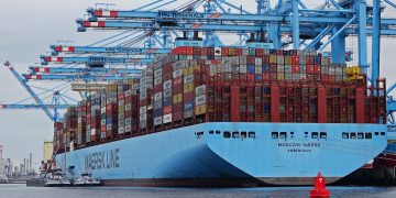 أكبر شركة شحن حاويات في العالم توقف عملياتها عبر البحر الأحمر