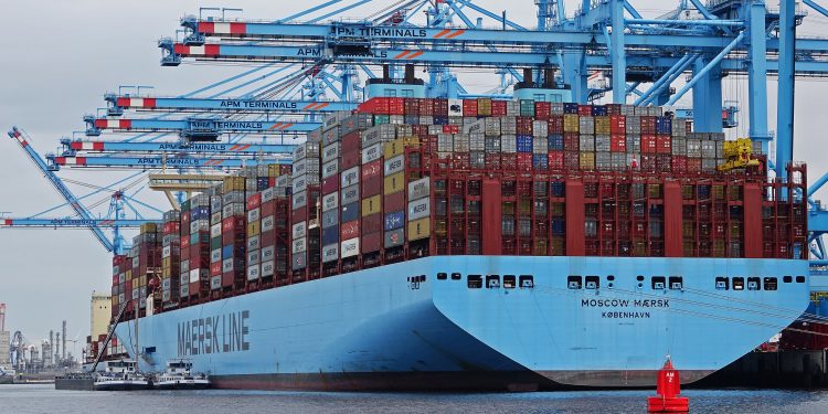 أكبر شركة شحن حاويات في العالم توقف عملياتها عبر البحر الأحمر