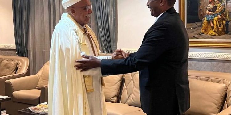 الخليفة العام للطريقة التيجانية يلتقي البرهان