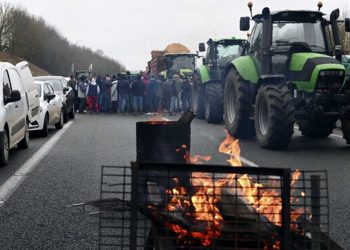 متهمين الاتحاد الاوروبي بخلق ازمة انتاج… المزارعون الفرنسيون يغلقون الطرقات