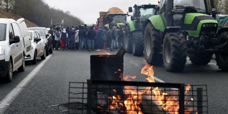 متهمين الاتحاد الاوروبي بخلق ازمة انتاج… المزارعون الفرنسيون يغلقون الطرقات