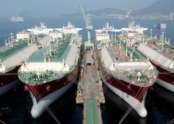 قطر توقف نقل الغاز الطبيعي المسال عبر مضيق البحر الاحمر