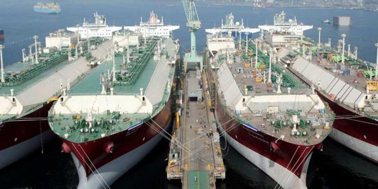 قطر توقف نقل الغاز الطبيعي المسال عبر مضيق البحر الاحمر