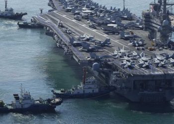 الجيش اليمني يستهدف حاملة طائرات أمريكية في البحر الاحمر