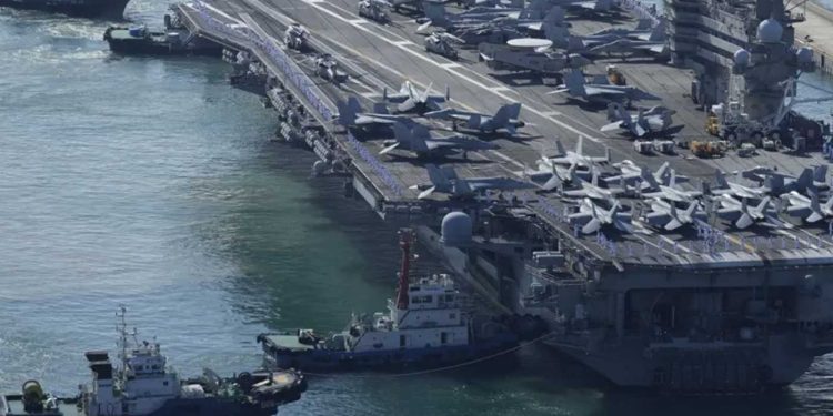 الجيش اليمني يستهدف حاملة طائرات أمريكية في البحر الاحمر