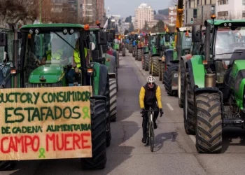 احتجاجا على سياسات الاتحاد الأوروبي…مزارعون إسبان يقطعون الطرقات بالجرارات