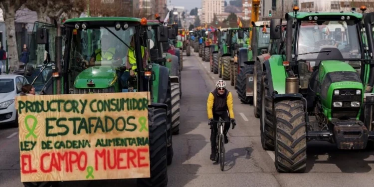 احتجاجا على سياسات الاتحاد الأوروبي…مزارعون إسبان يقطعون الطرقات بالجرارات