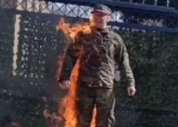 تضامنا مع فلسطين…طيار امريكي يشعل النار في نفسه امام سفارة الكيان