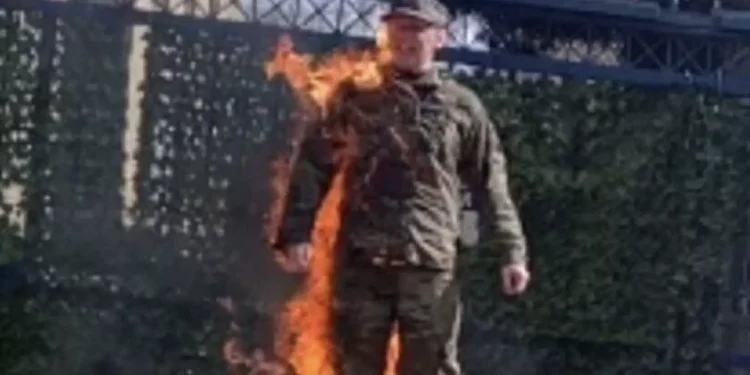 تضامنا مع فلسطين…طيار امريكي يشعل النار في نفسه امام سفارة الكيان