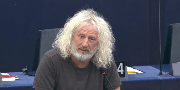 والاس…”الناتو” منظمة إرهابية غارقة في الدماء