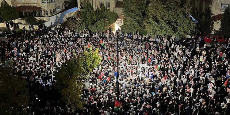 الاردن…تظاهرات غضب غير مسبوقه قرب سفارة الاحتلال (فيديو)