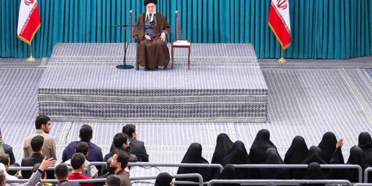 خامنئي…المقاومة الفلسطينية صامدة باقتدار