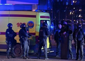 روسيا&#8230;هجوم مسلح على مركز تجاري بضواحي موسكو