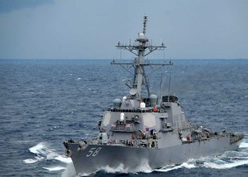 اليمن…صاروخ باليستي يستهدف المدمرة الامريكية  “يو إس إس لابون”