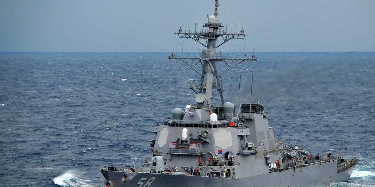 اليمن…صاروخ باليستي يستهدف المدمرة الامريكية  “يو إس إس لابون”