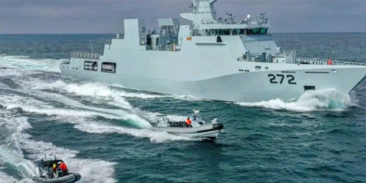 هجوم مسلح يستهدف قاعدة بحرية في باكستان