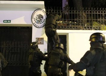 المكسيك تعلق علاقاتها الدبلوماسية مع الإكوادور