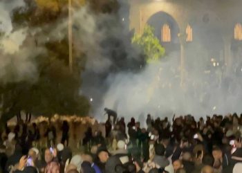 المسجد الأقصى…الجيش الصهيوني يطلق قنابل الغاز على المصلين