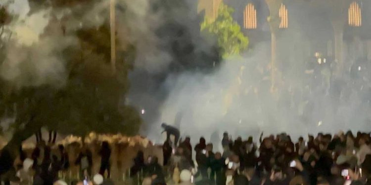 المسجد الأقصى…الجيش الصهيوني يطلق قنابل الغاز على المصلين