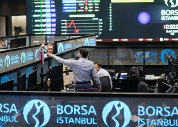 الليرة التركية تواصل هبوطها وسط إجراءات تنظيمية صارمة لضبط الأسواق