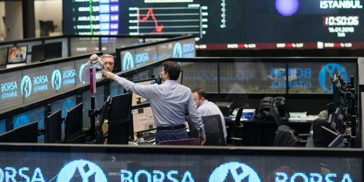 الليرة التركية تواصل هبوطها وسط إجراءات تنظيمية صارمة لضبط الأسواق