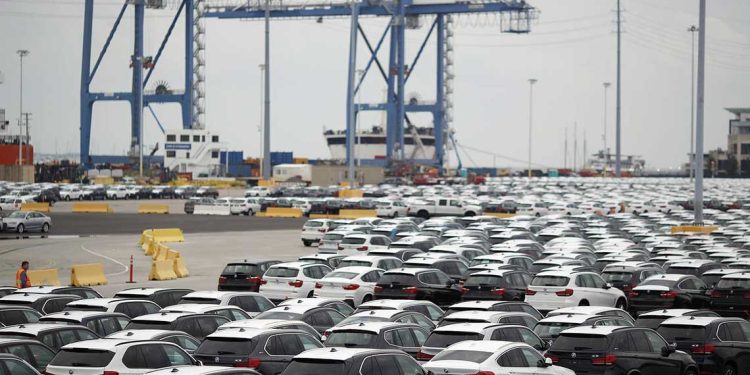 رسوم أمريكية بـ25% على السيارات المستوردة تثير قلق الأسواق
