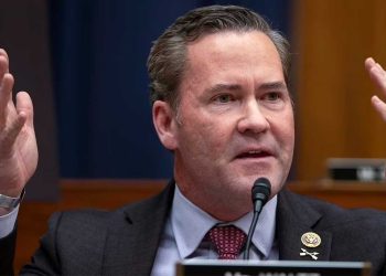 فضيحة Signal تهدد مستقبل مستشار الأمن القومي الأمريكي