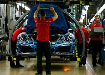 هل تدفع الرسوم الأمريكية شركات السيارات الألمانية إلى نقل مصانعها؟