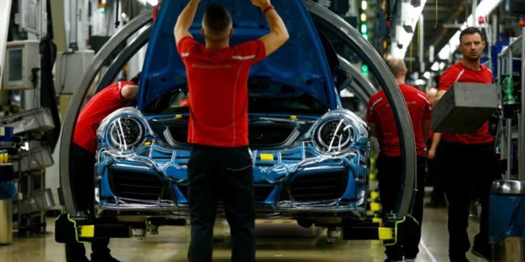 هل تدفع الرسوم الأمريكية شركات السيارات الألمانية إلى نقل مصانعها؟