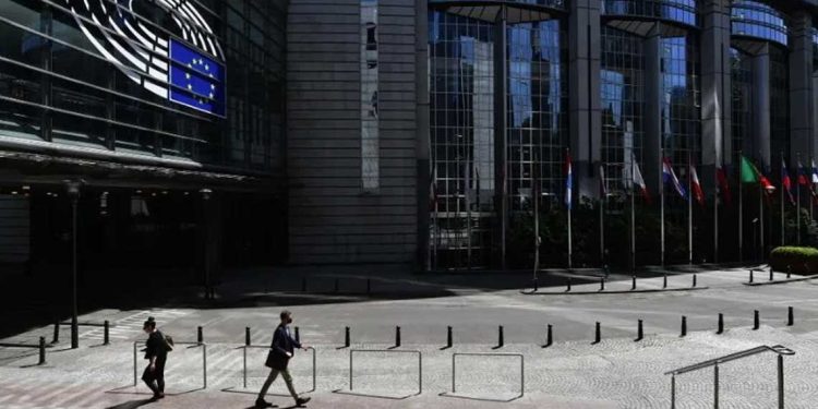 رسوم جمركية جديدة تهدد عمالقة التكنولوجيا الأمريكية.. وأوروبا ترد بقوة!