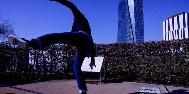 التجارة العالمية: التوترات التجارية بين الولايات المتحدة والصين قد تقود إلى انكماش اقتصادي عالمي