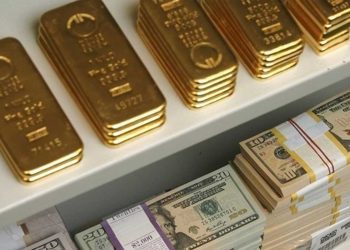 الذهب يحقق أرقامًا قياسية والدولار في أدنى مستوى