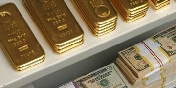 الذهب يحقق أرقامًا قياسية والدولار في أدنى مستوى
